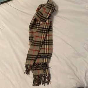 Classic Grey Burberrys Cashmere Scarf